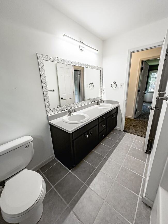 Building Photo - Lovely Home! Lots Of Space!