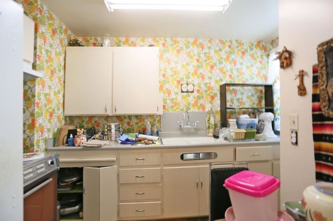 Building Photo - Two-story, 3BR/2.5BA Single family home including Lower-Level Suite with Bath & Kitchenette in Gl...