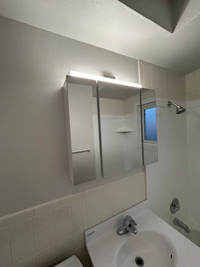 Building Photo - 1002 Main St