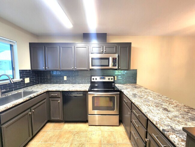 Building Photo - 2 bed 2 bath condo home with 2 patios in San Mateo