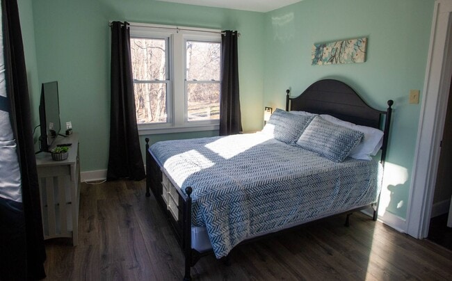 Building Photo - Large Fully Furnished Home, Must See!