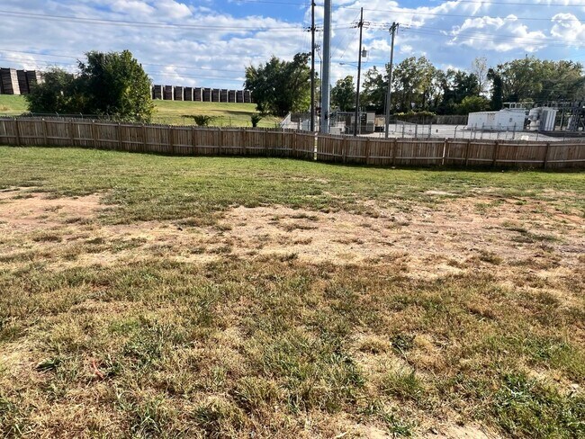 Building Photo - 690 E Garfield St