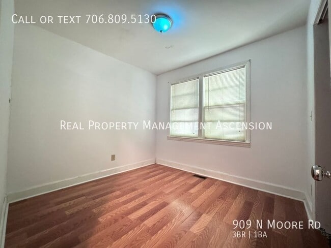 Building Photo - 909 N Moore Rd