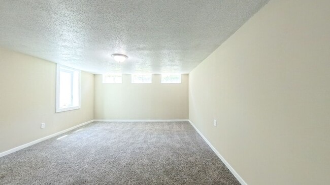 Building Photo - Spacious 3 Bedroom 1.5 Bath Home- Located ...