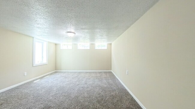 Building Photo - Spacious 3 Bedroom 3 Bath Home- Located on...