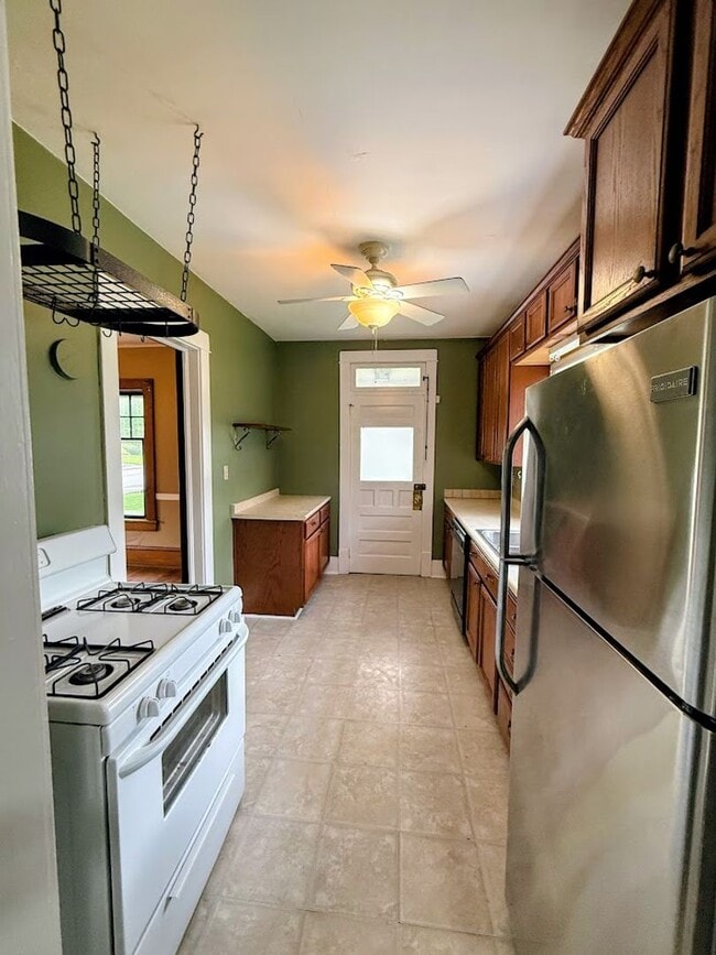 Building Photo - Three bedroom one bathroom home for rent