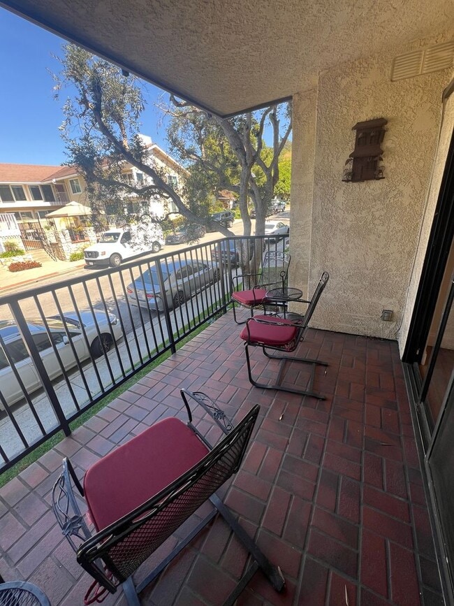 Building Photo - Huge 2 bed 2 bath condo.  2 balconies peek a boo ocean views