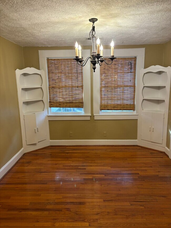 Building Photo - Lakebottom Area!