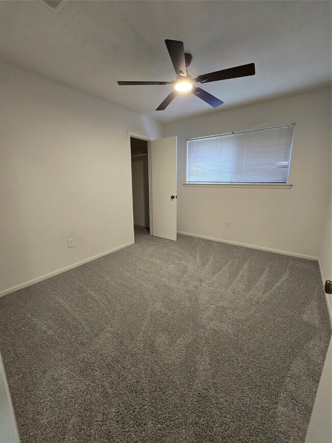 Building Photo - 11931 Tanager St