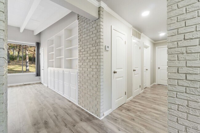 Building Photo - Gorgeous 5 bedroom, 2.5 bath House on a .88 Acre Lot in Fort Smith!