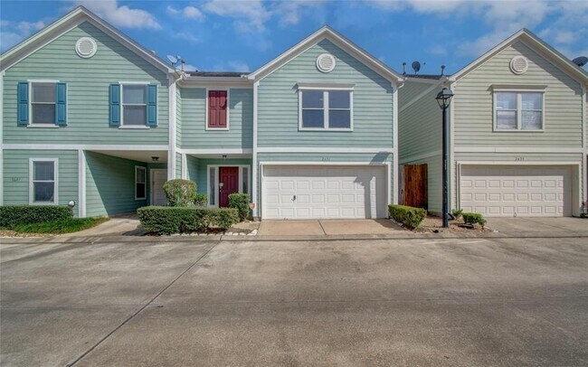 Building Photo - 2631 Woodridge Manor Dr