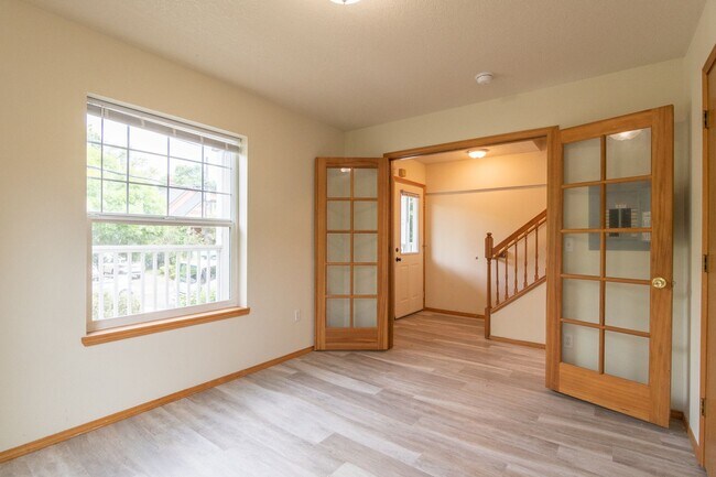 Building Photo - 508 NE Graham St