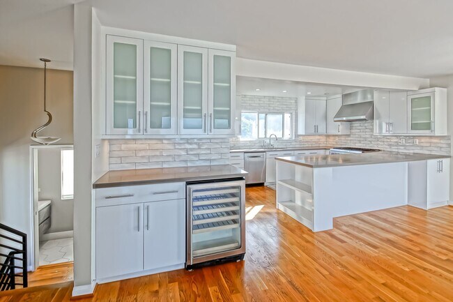 Building Photo - 4021 Crest Dr
