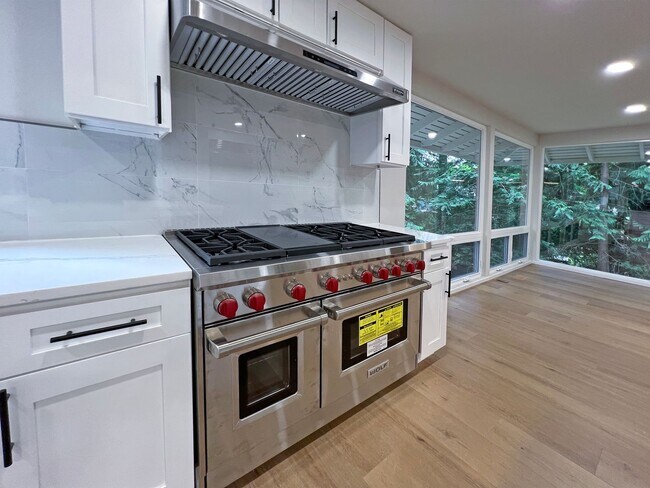 Building Photo - Freshly Remodeled 5BR Home in Prime Bellevue Enatai