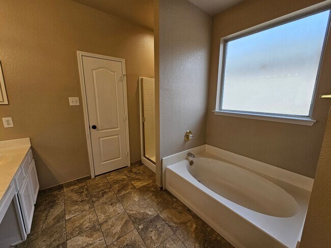 Building Photo - Spacious & Inviting 6-Bedroom Cedar Hill Home – Perfect for Your Next Move