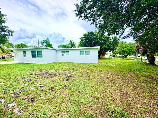 Building Photo - 205 NW 33rd Ave