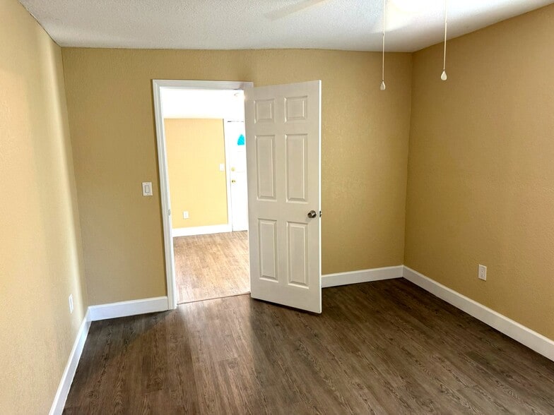 Building Photo - 803 Rushing St