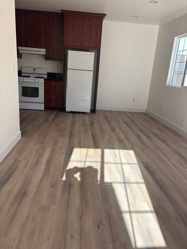 Building Photo - Amazing Standalone 1 Bedroom ADU!
