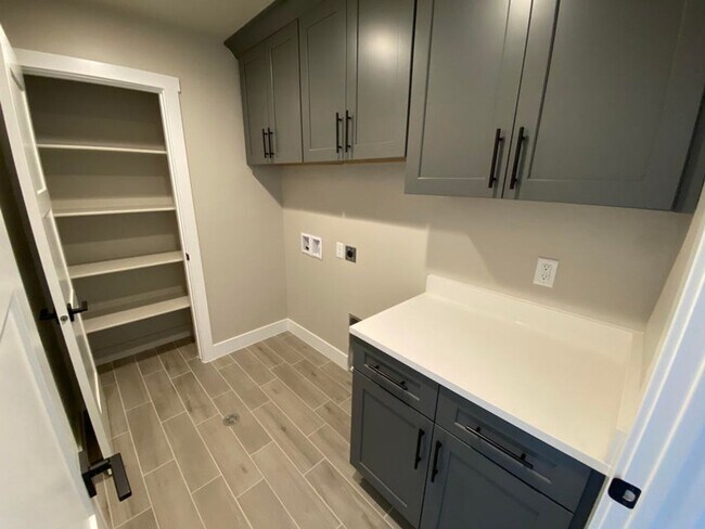 Building Photo - Beautifully Designed 3 Bedroom Townhome Ne...
