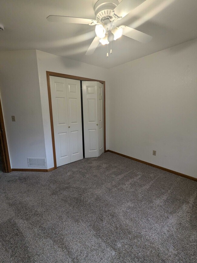 Building Photo - 1621 Underhill Dr