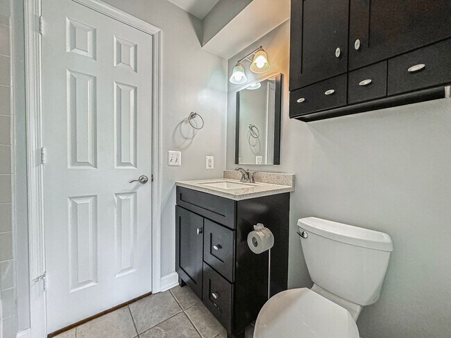 Building Photo - Fantastic 2 Bed 2.5 Bath Condo With A Spac...