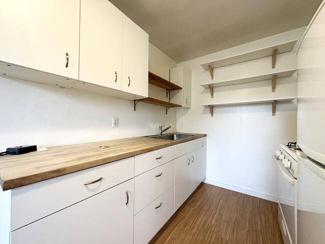 Building Photo - Cute 1 Bedroom 1 Bathroom Unit