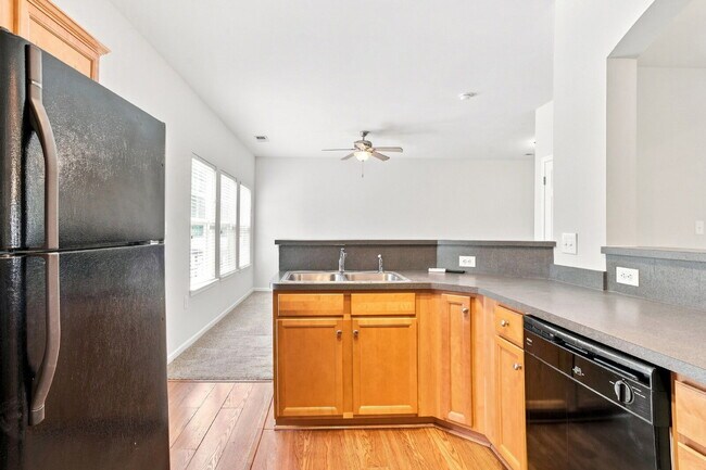Building Photo - Spacious End Unit Townhome!