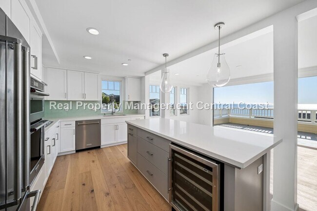 Building Photo - AVAILABLE OCTOBER  - Stunning Townhome in ...