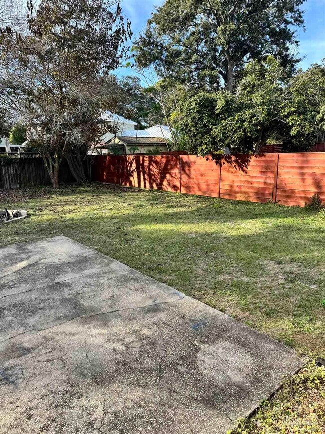 Building Photo - 117 S Sunset Blvd