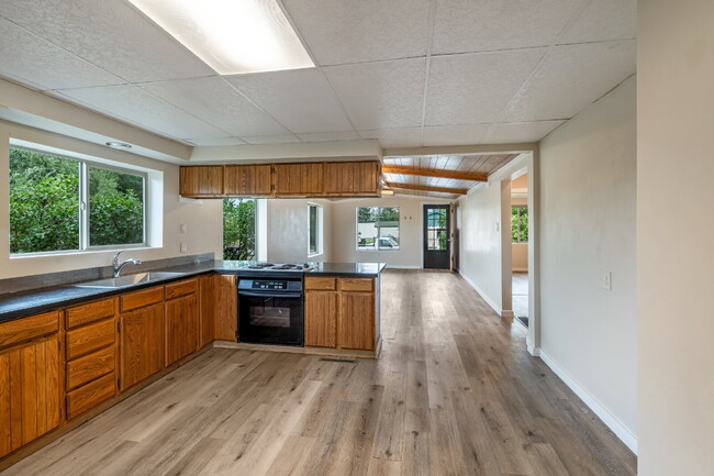 Building Photo - Gallatin Gateway Rental Just Steps from the River