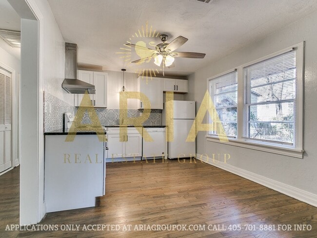 Building Photo - COMING SOON! 2 Bed/2 Bath Duplex Super Clo...