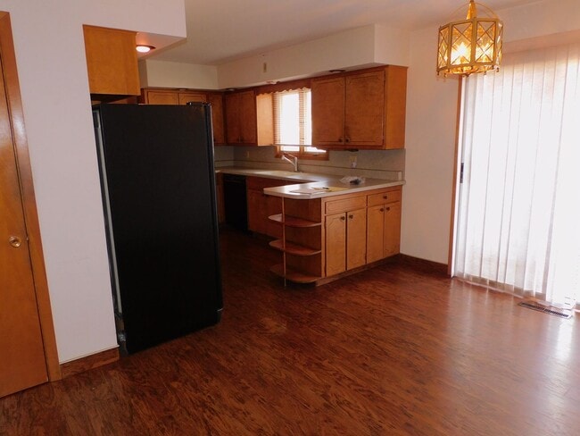 Building Photo - 3 Bedrooms, 2 baths, near schools and shopping