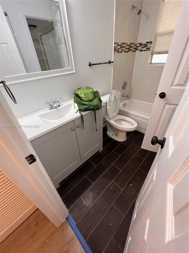 Building Photo - 5530 N Lakewood Cir