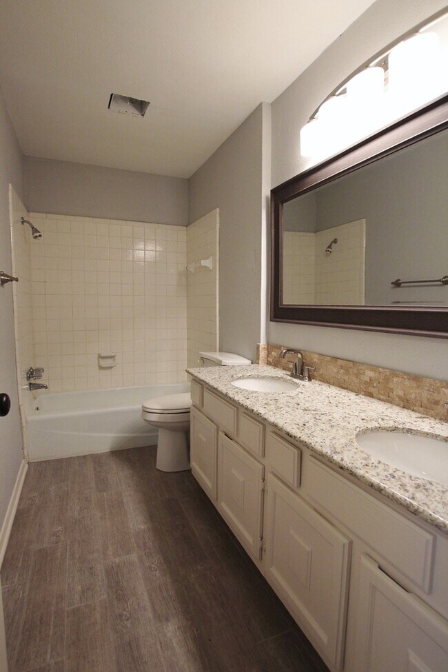 Building Photo - Available Now: Stunning 4-bedroom, 2-bath ...