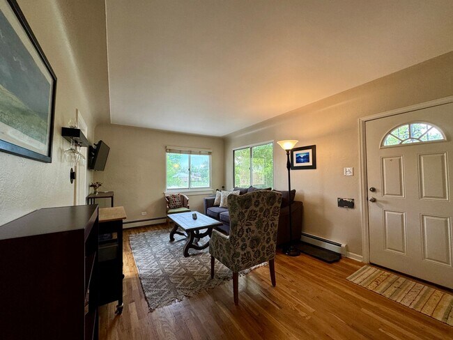 Building Photo - Beautiful 2 Bedroom Ranch Home Furnished o...
