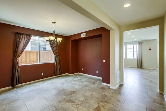 Building Photo - Beautiful Sky Ranch home with Spectacular Views!