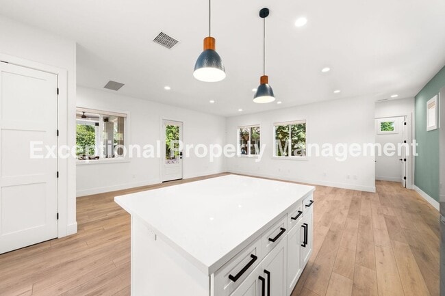 Building Photo - Amazing Executive Estate!