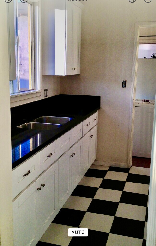 Building Photo - 615 N Coronado St