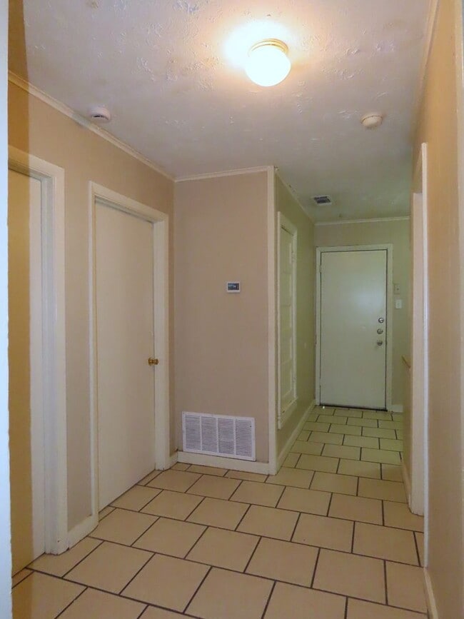 Building Photo - Cozy Two Bedroom One Bathroom Apartment, Texas College Area!