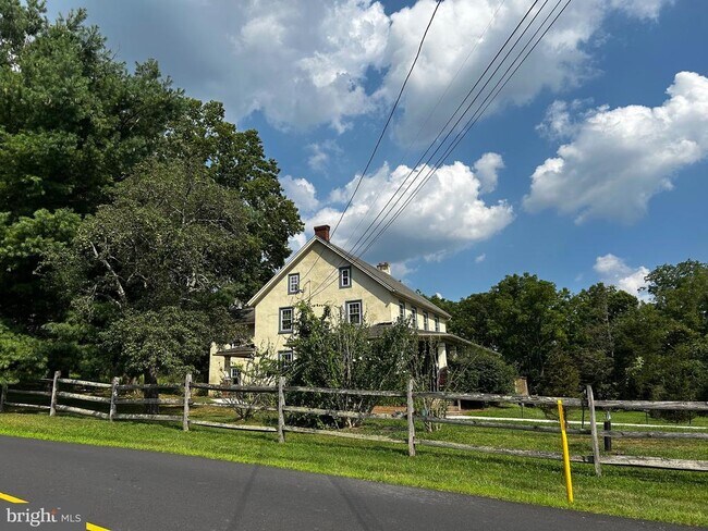Building Photo - 1239 Salford St