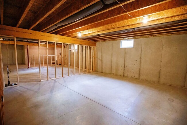 Building Photo - 3 Bed (with 4th bed potential downstairs),...