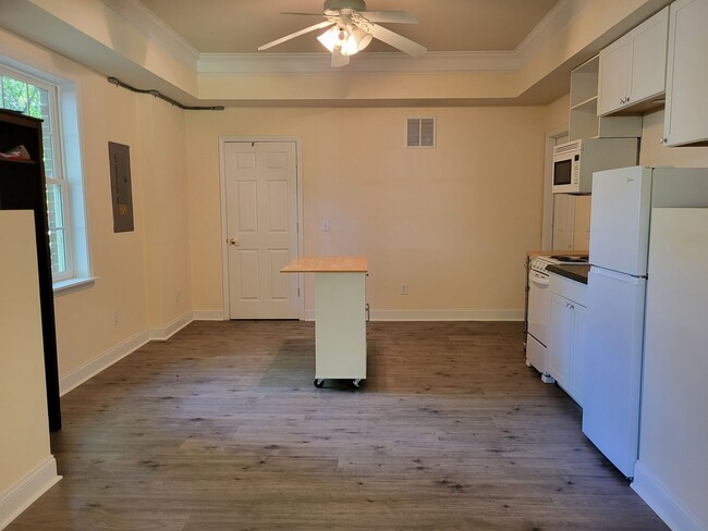 Building Photo - 1 bedroom basement apartment