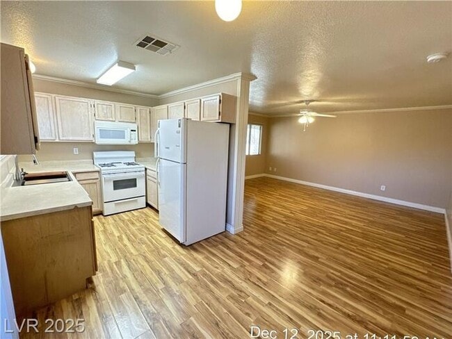 Building Photo - COZY 1ST FLOOR UNIT TUCKED AWAY IN THE OLD HENDERSON AREA!!