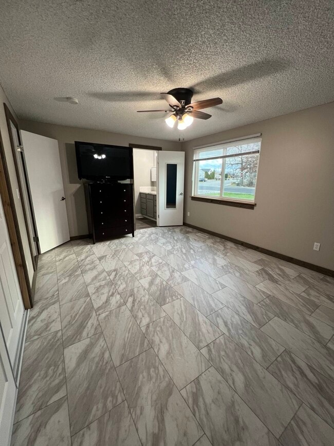 Building Photo - 100 Hills W Way