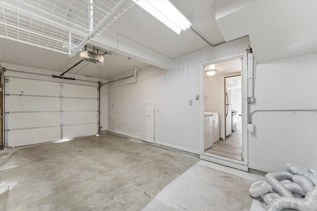 Building Photo - 15826 Farm Hill Dr