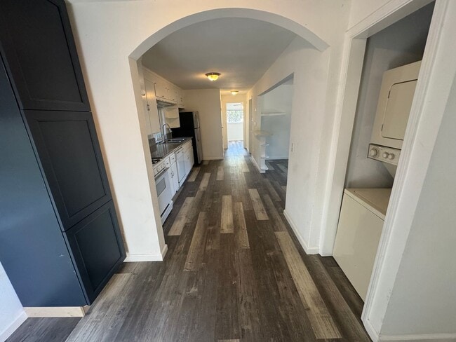 Building Photo - Small Single Family Home | 2 bed 1 bath | ...