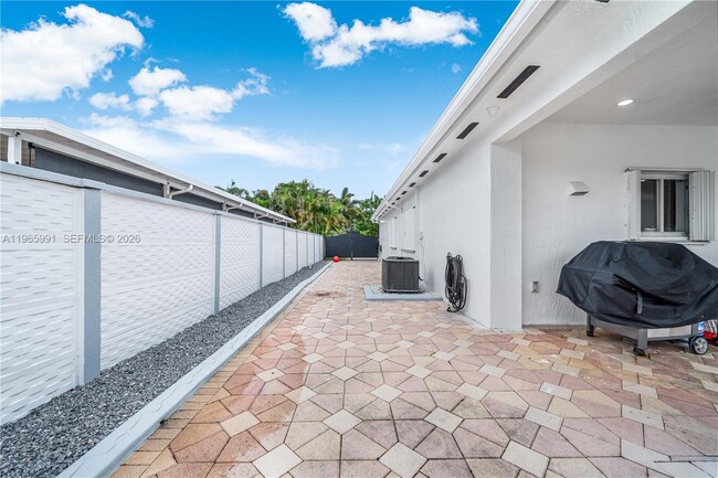 Building Photo - 1205 SE 7th Ct