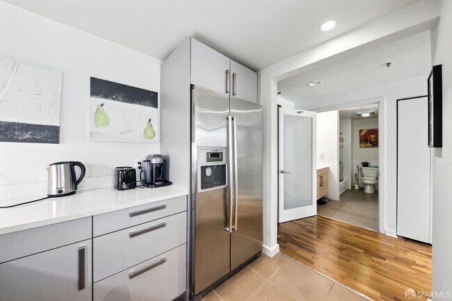 Building Photo - 555 4th St