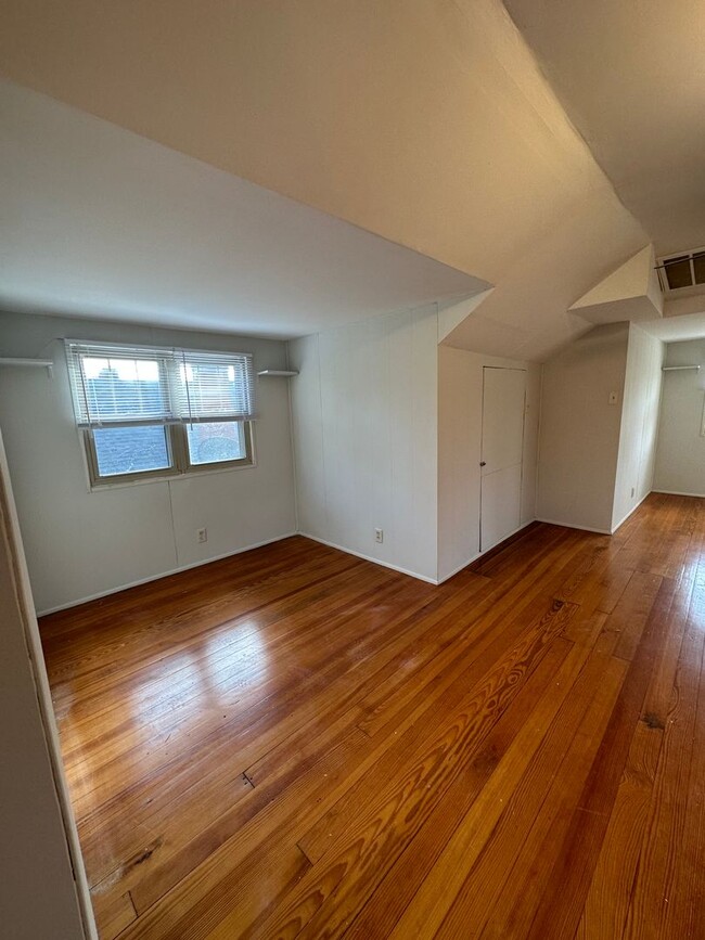 Building Photo - CHEVIOT - Charming 3 bed 1.5 bath brick cape cod