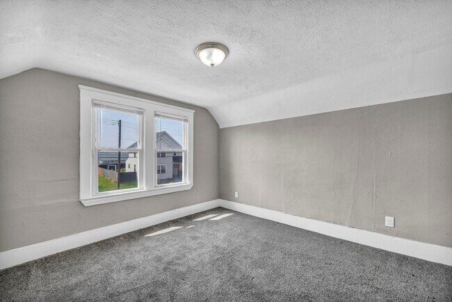 Building Photo - 3369 E 49th St